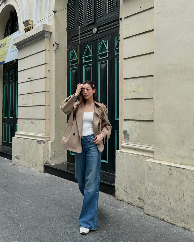 Áo hai dây giúp tổng thể trở nên gợi cảm, trong khi blazer tăng thêm nét thanh lịch. Khi kết hợp với quần jeans ống rộng, outfit trở nên cân đối và hiện đại hơn. Đây là cách phối được nhiều mỹ nhân ưa chuộng vì vừa nổi bật vừa dễ ứng dụng.