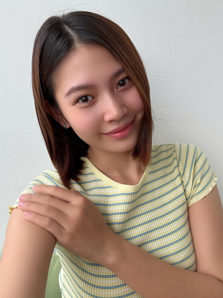 Ở tuổi 29, Chúng Huyền Thanh sở hữu nhan sắc mặn mà, đằm thắm hơn sau hành trình làm mẹ. Gương mặt thanh tú, làn da sáng khỏe, thần thái rạng rỡ giúp cô toát lên vẻ đẹp dịu dàng, tự tin và đầy sức sống.