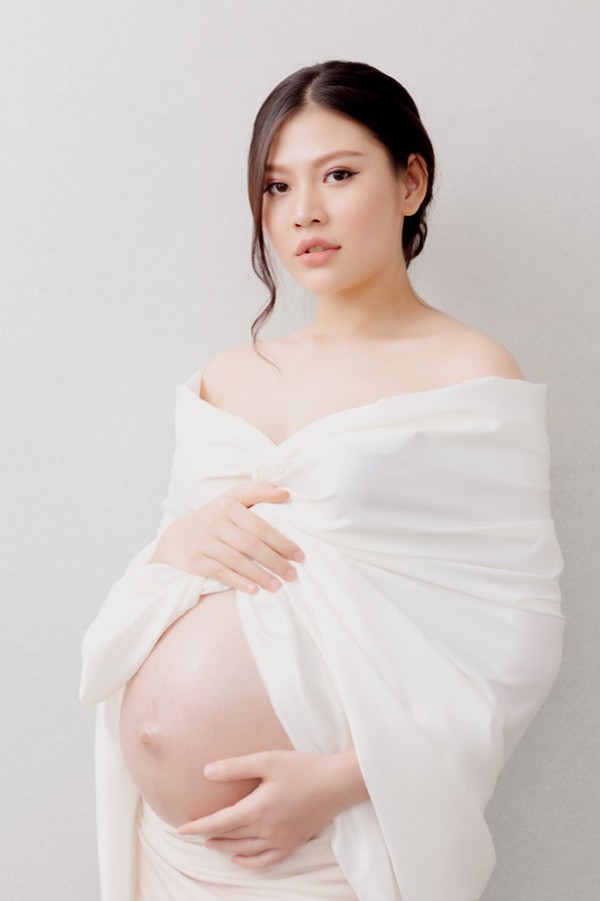 Trong hai lần mang thai, vì được chồng chăm kỹ nên người mẫu 9X tăng khá nhiều kg.