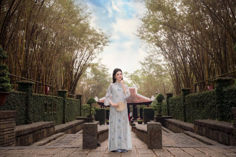 Nằm trên đồi cao giữa công viên rộng hơn 400ha, không gian trang nghiêm, nhiều cây xanh, phù hợp chụp áo dài Tết mang tinh thần truyền thống. (Ảnh: Thi TK) 