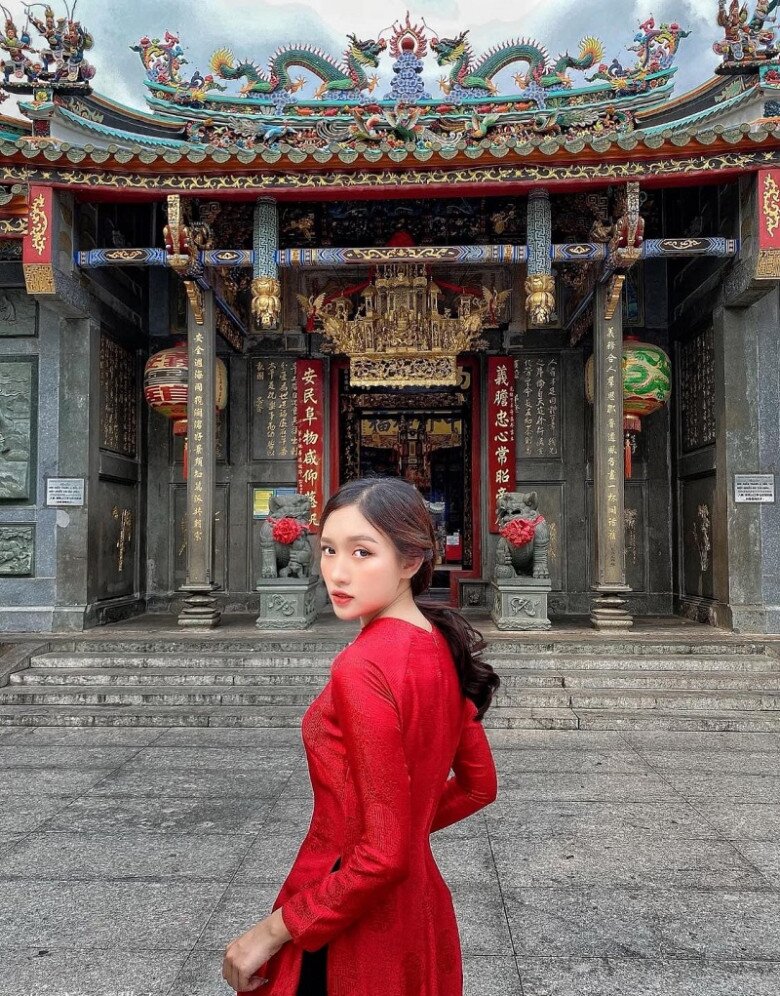 Ngôi chùa cổ mang đậm dấu ấn người Hoa với hoa văn tinh xảo, màu sắc rực rỡ, tạo background hoài niệm, nổi bật khi diện áo dài Tết gam đỏ, vàng.