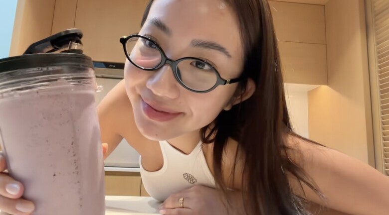 Huyền 204 cho biết: Uống smoothie này đảm bảo no đến trưa. Ngon lắm mấy bèo ơi, uống trước khi tập 1 tiếng nha.