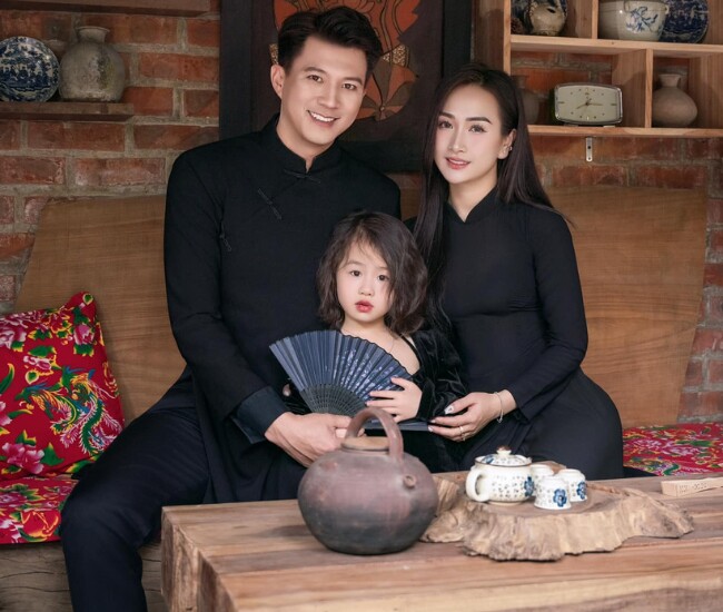 Tổ ấm hạnh phúc của diễn viên Hà Việt Dũng bên vợ và con gái.