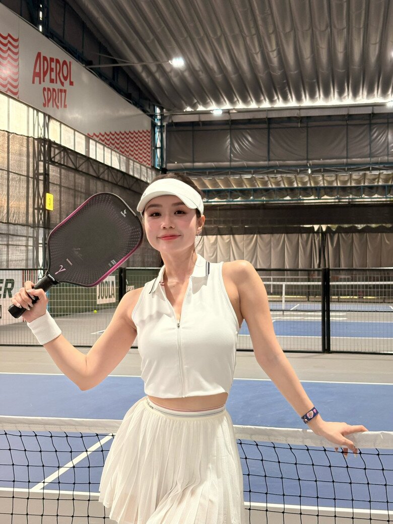 Bên cạnh chế độ ăn uống khoa học, người đẹp cũng rất chăm chỉ tập luyện nhiều bộ môn thể thao. 