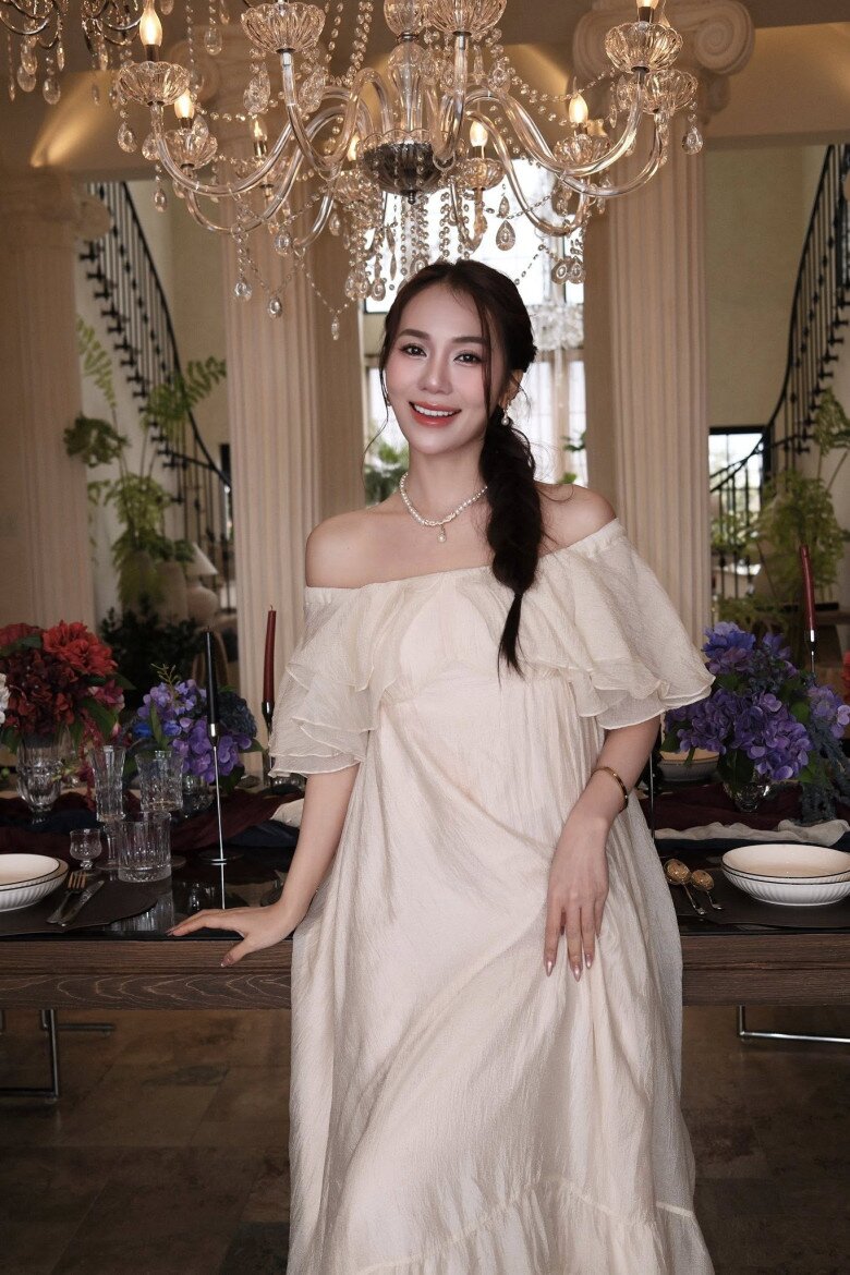 Ở tuổi 29, Hoàng Kim Chi gây chú ý với nhan sắc nữ tính, đường nét hài hòa cùng phong cách thời trang ngày càng gợi cảm, chuộng đồ hiệu và xây dựng hình ảnh sang chảnh, chỉn chu.