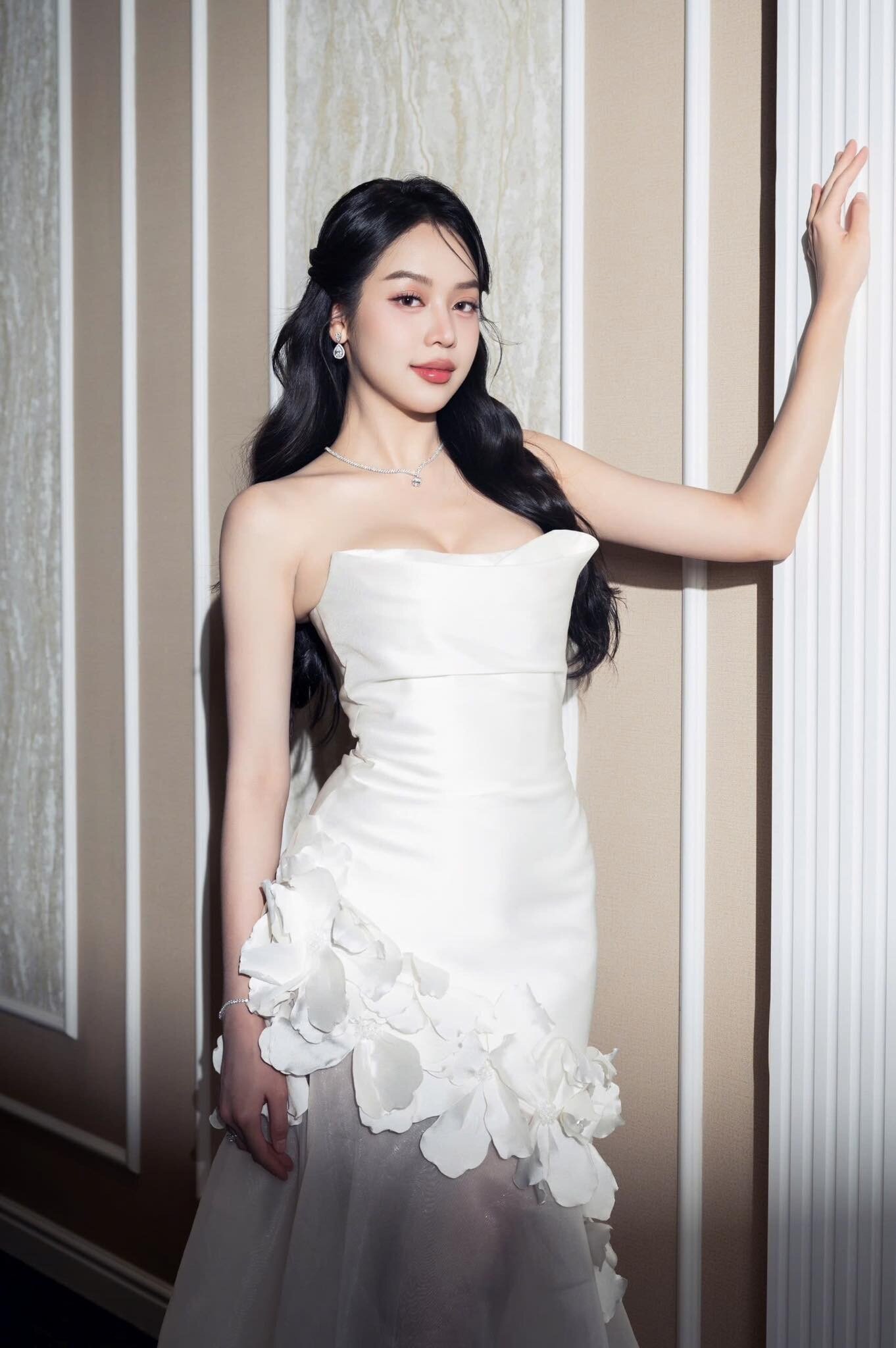 Trước ồn ào bộ đầm tím, Hoa hậu Thanh Thủy từng diện nhiều váy dạ hội đẹp đỉnh - 12