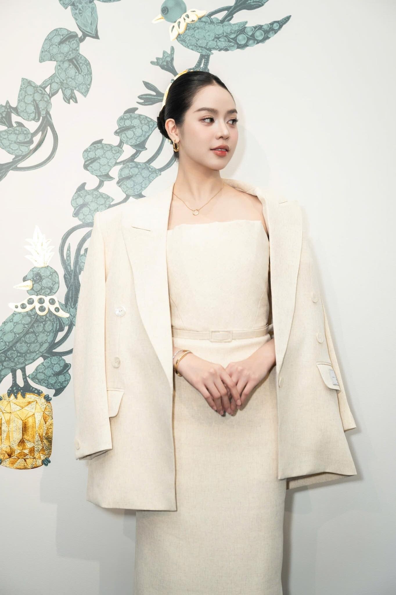 Hoa hậu Việt Nam 2022 rất thích trang phục có tông màu nhẹ nhàng như trắng, be, vàng ánh kim mang lại hình ảnh dịu dàng, nữ tính. Không cần quá táo bạo, Thanh Thủy vẫn nổi bật trong các sự kiện nhờ nhan sắc rực rỡ của mình.