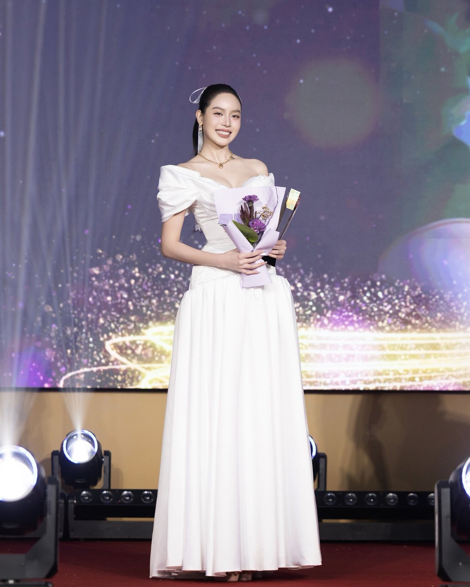 Chỉ cần một bộ váy trắng có phần vai điệu đà, thêm dải lụa thắt nơ trên mái tóc là đủ để Thanh Thủy được khen xinh như công chúa trong một sự kiện gần đây. Nhưng nàng hậu không muốn đóng khung mãi trong một phong cách mà đang cố gắng bước ra khỏi vùng an toàn.