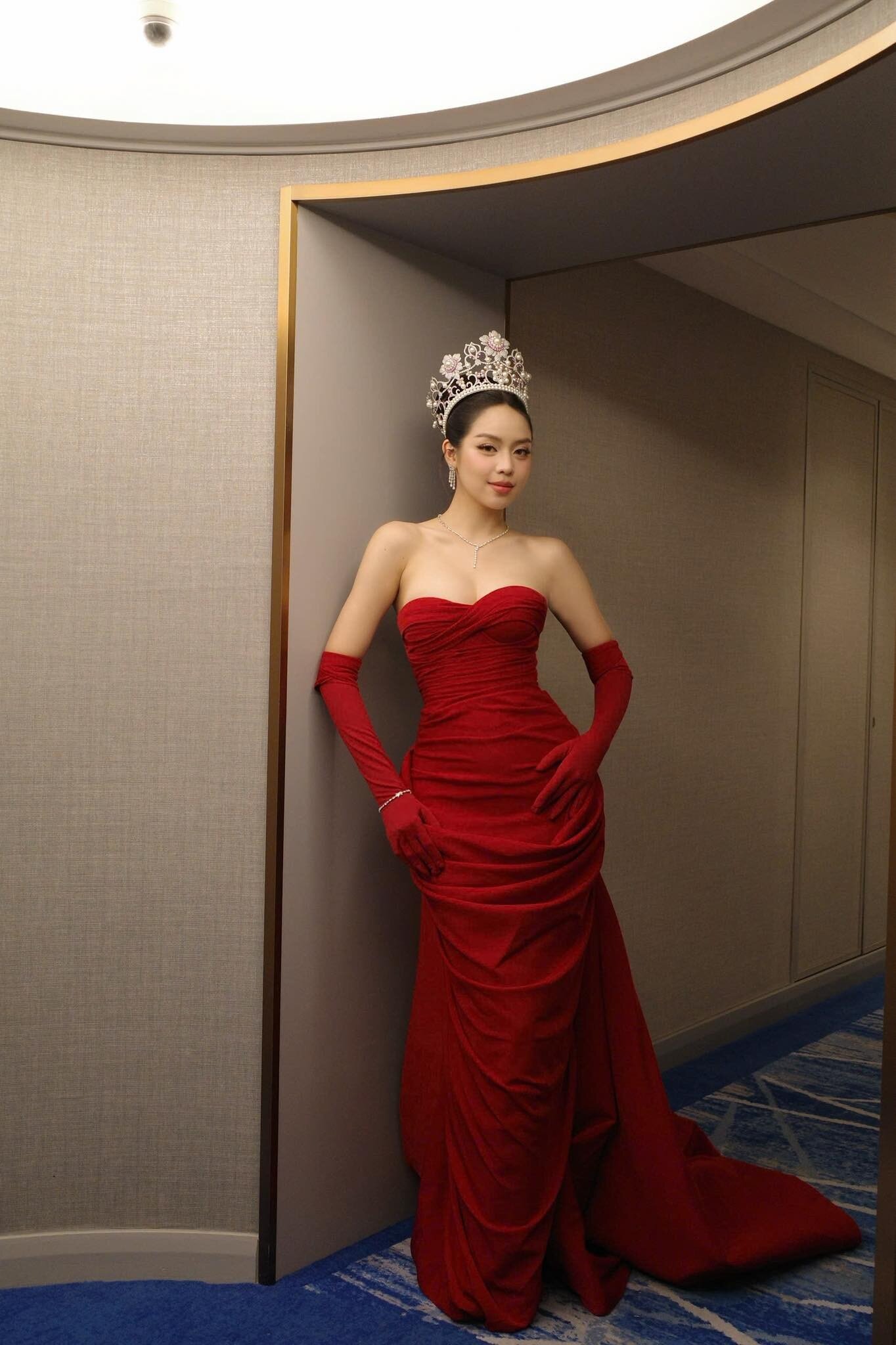 Trước ồn ào bộ đầm tím, Hoa hậu Thanh Thủy từng diện nhiều váy dạ hội đẹp đỉnh - 5