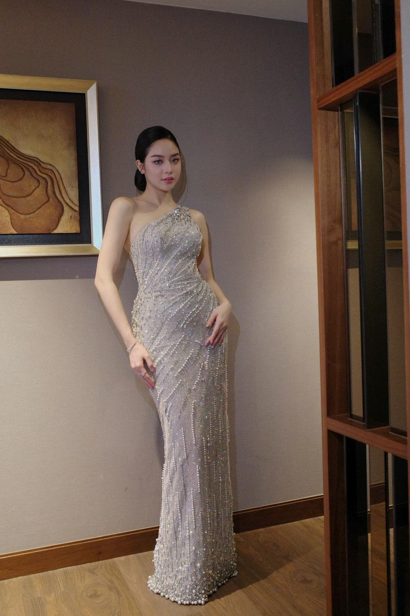 Netizen cũng khen ngợi Thanh Thủy rất chịu khó làm mới hình ảnh, đang xây dựng phong cách trưởng thành hơn. Còn trước đó, cô có gu chọn váy dạ hội rất ổn, lần nào xuất hiện cũng được khán giả thả tim.