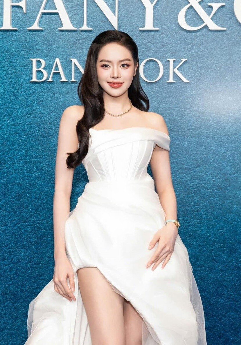 Thanh Thủy thường chọn các thiết kế có chất liệu mềm rủ, ôm nhẹ theo cơ thể và khoe đường cong chữ S. Nàng hậu cũng chuộng kiểu váy hở vai, lệch vai để lộ bờ vai mảnh mai, nhỏ nhắn.