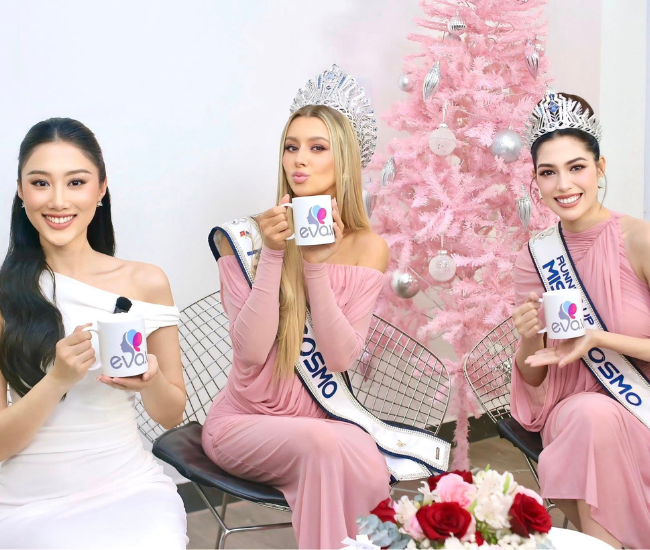 Hình ảnh MC Uyên Thảo bên cạnh top 2 Miss Cosmo 2025.