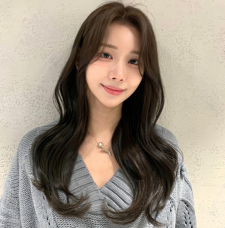 Cắt tỉa và phục hồi tác động trực tiếp đến nền tóc, giúp loại bỏ hư tổn, bổ sung dưỡng chất cần thiết, từ đó hạn chế rủi ro khô xơ, gãy rụng khi làm tóc sát Tết.