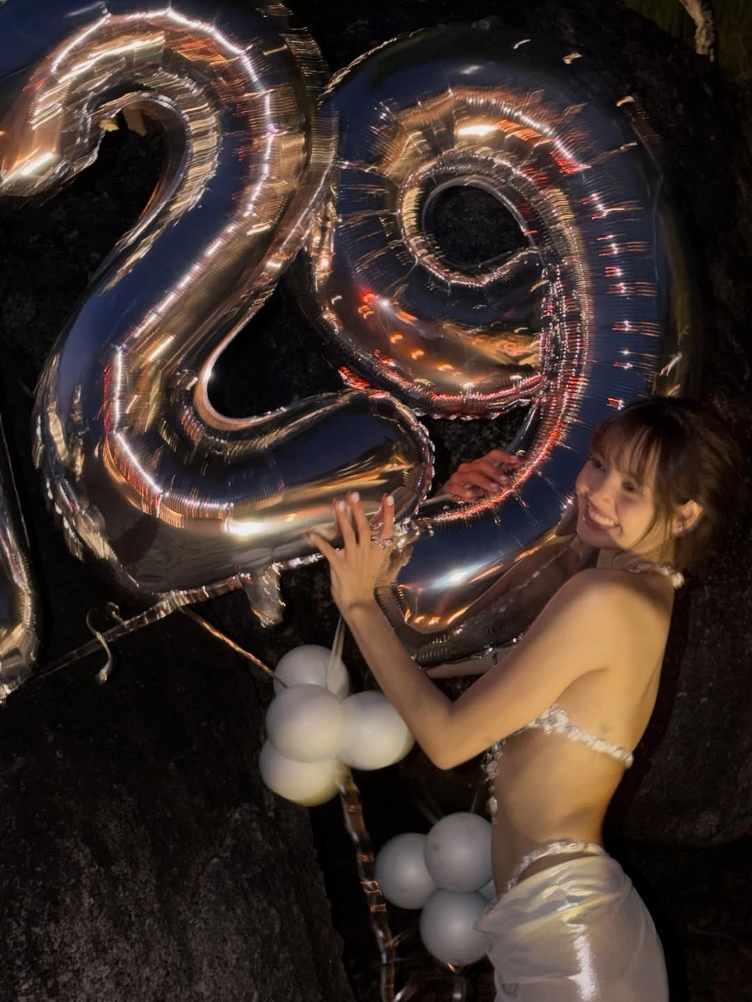 Gia đình, bạn bè thân thiết chụp cảnh Lisa thả dáng trên biển. Trước đó, các thành viên nhóm Blackpink gồm Jisoo, Jennie và Rosé đồng loạt đăng loạt ảnh hậu trường chưa từng công bố của Lisa, kèm lời chúc mừng sinh nhật cô trên Instagram.