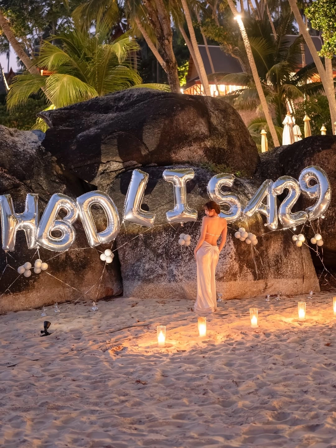 Lisa thả dáng trên biển đón tuổi 29 - 4