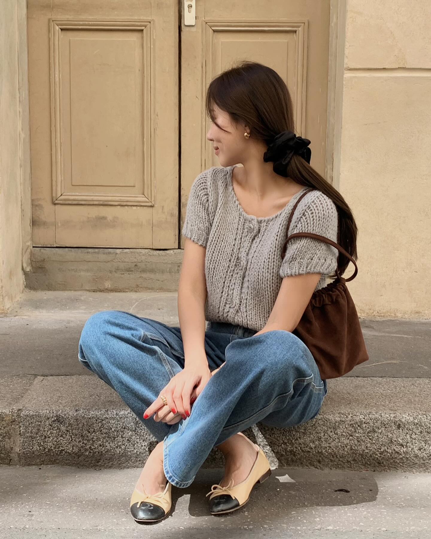 Áo len tăm giúp tôn dáng hiệu quả nhờ thiết kế ôm nhẹ và chất liệu co giãn. Khi phối cùng quần jeans, tổng thể trở nên gọn gàng, thanh thoát hơn. Nên chọn màu trung tính và kết hợp với jeans cạp cao để tạo hiệu ứng kéo dài đôi chân.