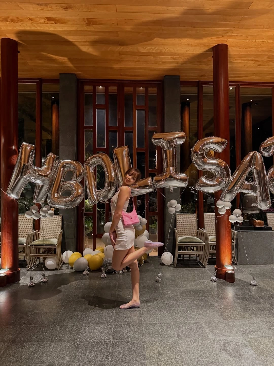 Lisa thả dáng trên biển đón tuổi 29 - 11