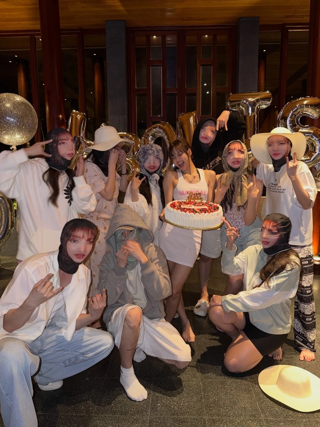 Lisa thả dáng trên biển đón tuổi 29 - 10