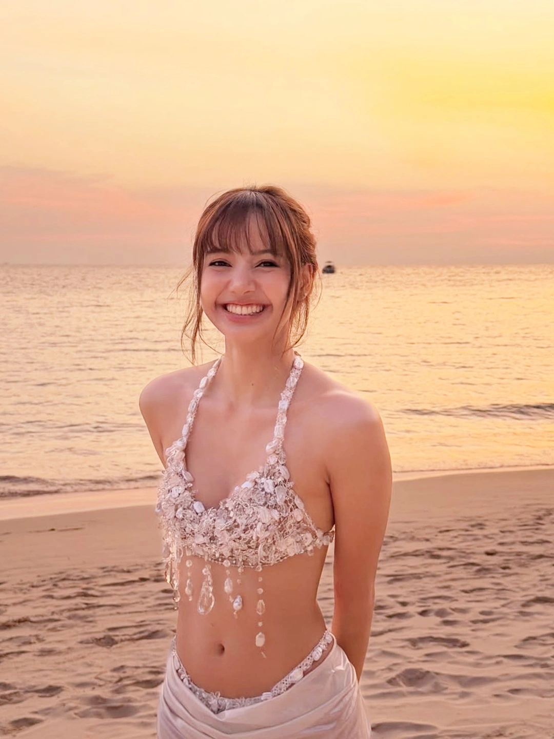 Lisa thả dáng trên biển đón tuổi 29 - 1