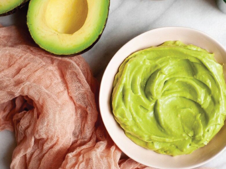 Bơ nghiền kết hợp mật ong hoặc sữa chua tạo mặt nạ dưỡng ẩm tự nhi&ecirc;n. Hỗn hợp n&agrave;y gi&uacute;p da mềm mịn, cải thiện kh&ocirc; r&aacute;p v&agrave; tăng độ căng b&oacute;ng.