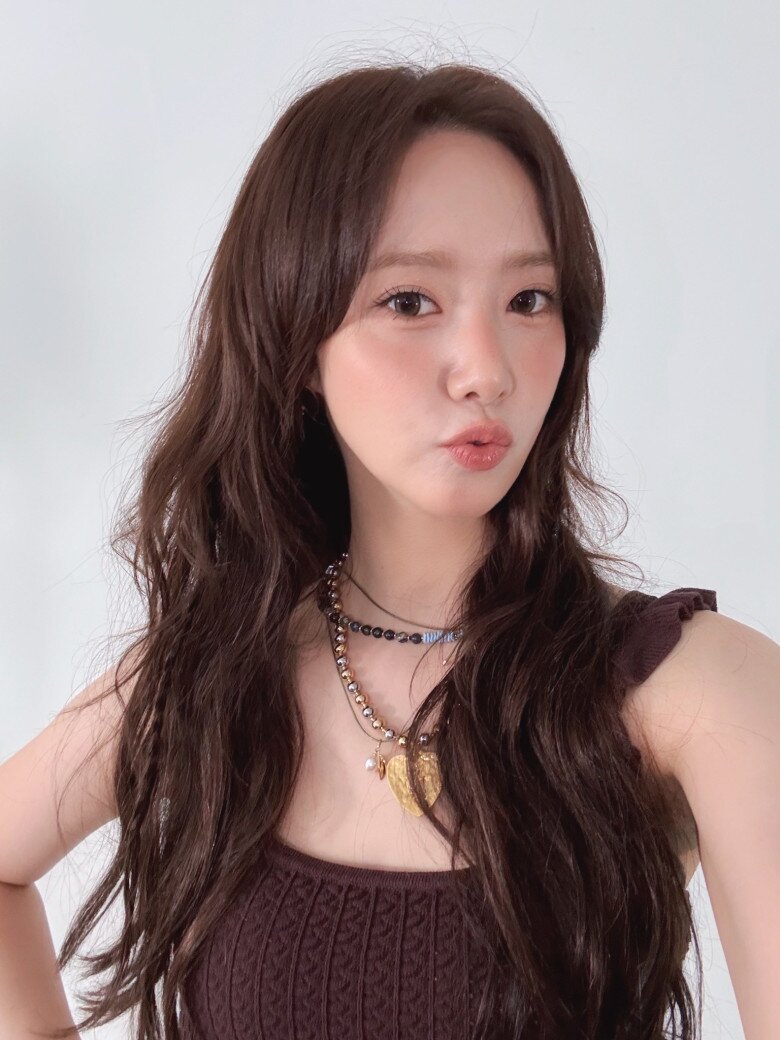 Sau khi làm sạch da, Yoona chườm khăn ấm khoảng 1-2 phút để giúp lỗ chân lông giãn nở tạm thời. Cách này hỗ trợ dưỡng chất thẩm thấu tốt hơn, đồng thời giúp da thư giãn, giảm căng mệt do trang điểm hay môi trường điều hòa kéo dài.