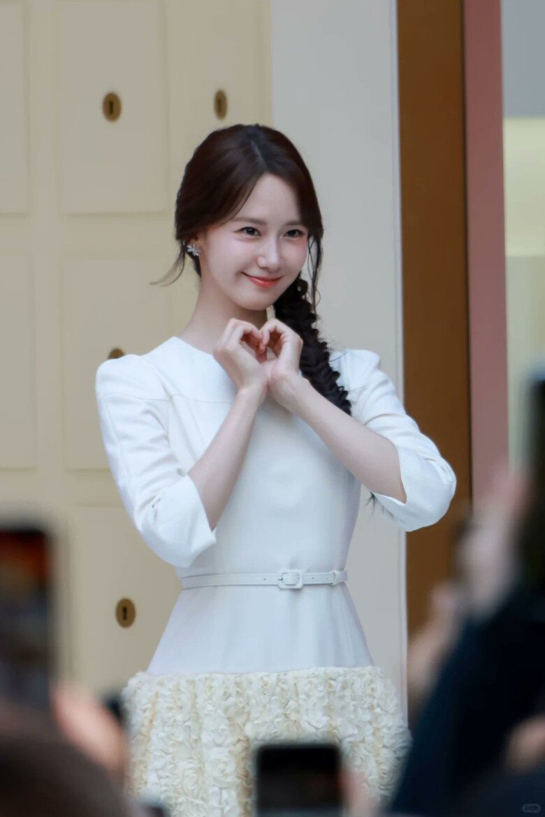 Yoona tập trung vào làm sạch kép và dưỡng ẩm tức thì. Cô trộn 2-3 giọt dầu dưỡng với kem dưỡng rồi massage nhẹ, giúp khóa ẩm, tăng độ đàn hồi và tạo hiệu ứng da căng mướt. Đây là bí quyết giữ da khỏe, trẻ lâu.