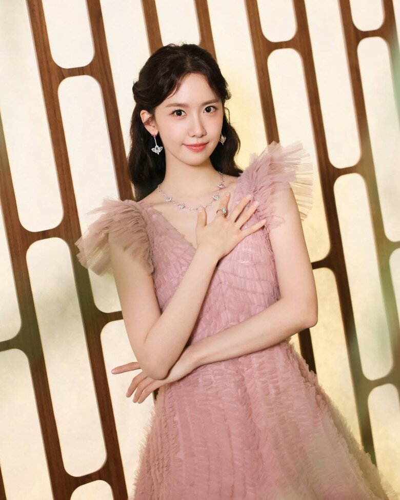 Nhờ chu trình chăm sóc da tối giản nhưng kỷ luật, Yoona duy trì được làn da khỏe đẹp và nhan sắc ổn định suốt nhiều năm. Vẻ đẹp bền bỉ ấy cho thấy, đôi khi bí quyết lão hóa ngược lại đến từ những thói quen rất quen thuộc.