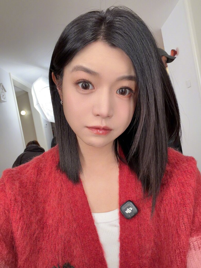  Massage huyệt và uống nước táo bí đao giúp Trần Nghiên Hy giảm rõ rệt tình trạng sưng phù do tích nước. Hai thói quen này hỗ trợ đào thải nước dư, cải thiện tuần hoàn, giúp gương mặt luôn gọn gàng, làn da tươi tắn và cơ thể nhẹ nhõm hơn mỗi ngày.