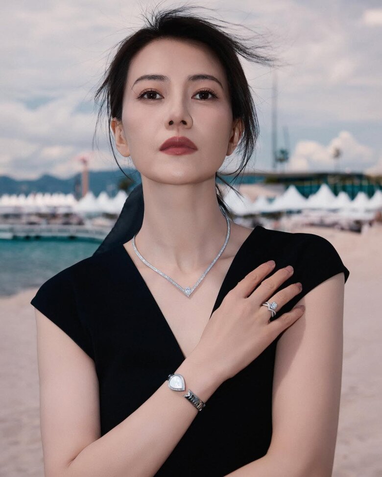 Ở tuổi 47, Cao Viên Viên vẫn giữ được vóc dáng gọn gàng, làn da mịn màng và thần thái an yên đáng ngưỡng mộ. Không chạy theo phương pháp làm đẹp hào nhoáng, nữ diễn viên duy trì lối sống điều độ, biến những thói quen giản dị thành chìa khóa cho vẻ đẹp bền bỉ theo thời gian.