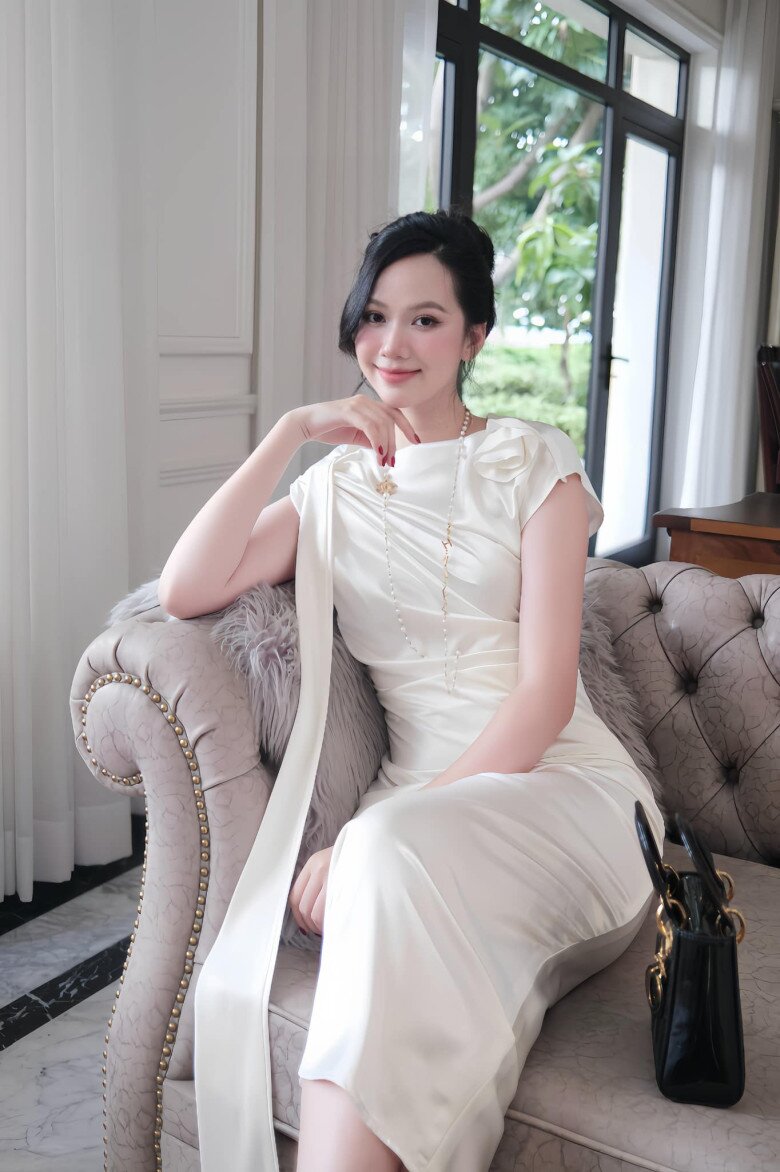 Ở tuổi 25, Phạm Thị Phương Quỳnh gây chú ý với nhan sắc ngày càng thăng hạng, phong cách sang trọng và cuộc sống đủ đầy, kín tiếng sau khi làm dâu hào môn.