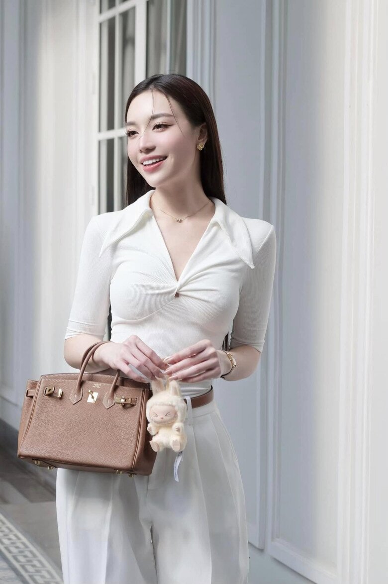 Ở tuổi 26, Nguyễn Thùy Vi sở hữu nhan sắc xinh đẹp, ngày càng chín muồi, đồng thời theo đuổi phong cách thời trang nóng bỏng, tôn vóc dáng và thể hiện rõ sự trưởng thành.