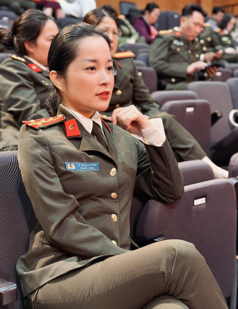 Theo tìm hiểu, cô chính thức vào ngành công an năm 2018 và được thăng cấp bậc hàm từ Thượng úy lên Đại úy vào tháng 6/2024 ở tuổi 39.