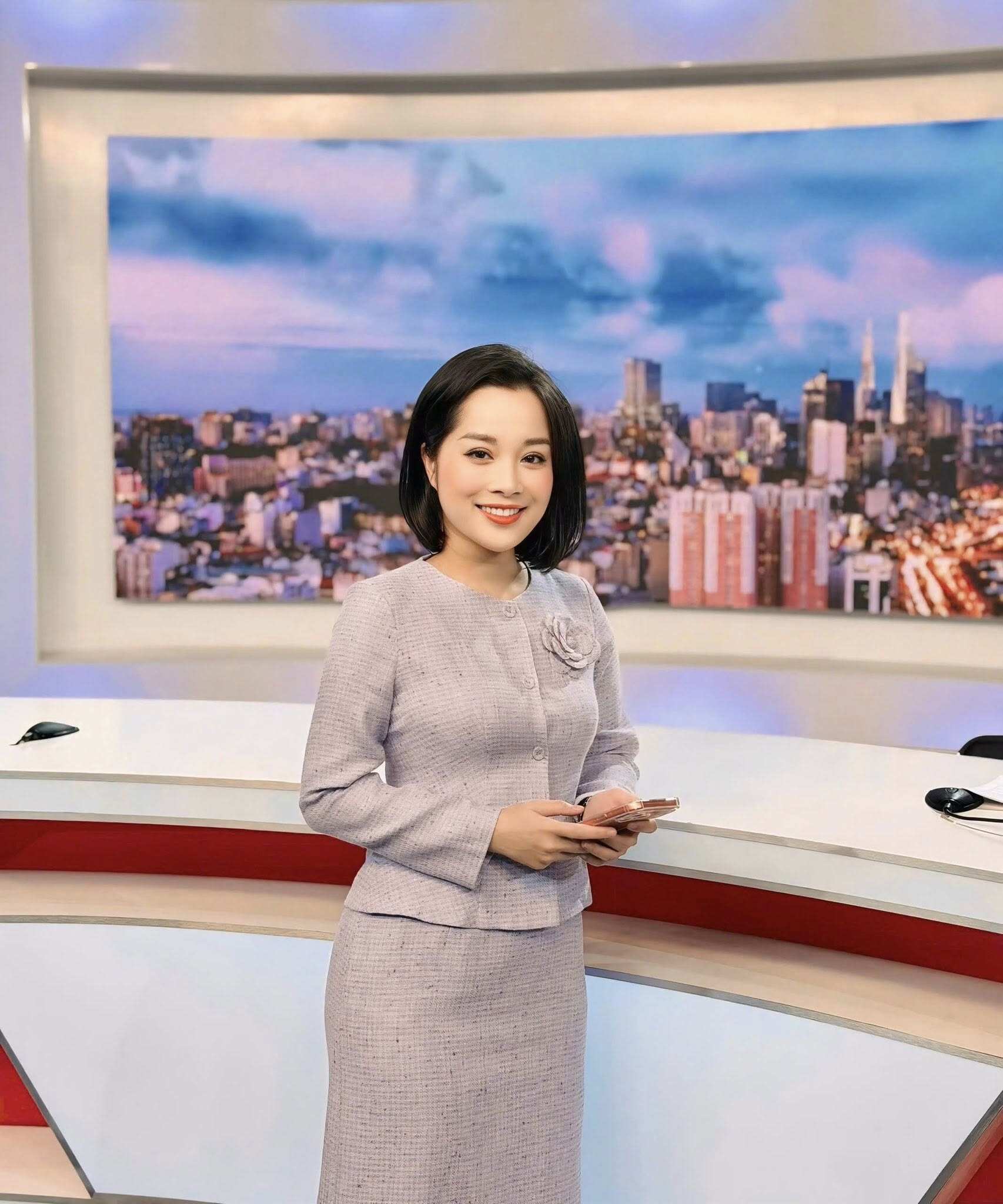 Ở tuổi 40, Lê Minh Hương sở hữu nhan sắc mặn mà, đằm thắm và rất nền nã. Gương mặt hài hòa, làn da sáng mịn cùng nụ cười hiền giúp cô luôn toát lên vẻ trẻ trung, điềm tĩnh, tạo thiện cảm ngay từ ánh nhìn đầu tiên.