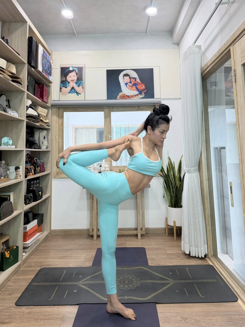 Để duy trì vóc dáng săn chắc, Phương Trinh Jolie kiên trì tập yoga ba buổi mỗi tuần, mỗi buổi kéo dài khoảng một tiếng nhằm giữ cơ thể dẻo dai và gọn gàng. Song song với luyện tập, cô xây dựng chế độ ăn uống cân bằng, chia bữa khoa học cách nhau bốn tiếng, đảm bảo đủ dưỡng chất, uống nhiều nước và hạn chế tinh bột, đồ ngọt.