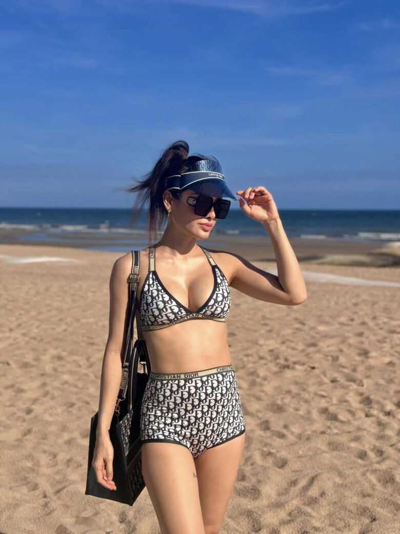 Phương Trinh Jolie khoe vóc dáng trong thiết kế bikini cạp cao đến từ Dior, hoàn thiện bằng loạt phụ kiện ton-sur-ton, với tổng giá trị set đồ lên đến hơn 100 triệu đồng.