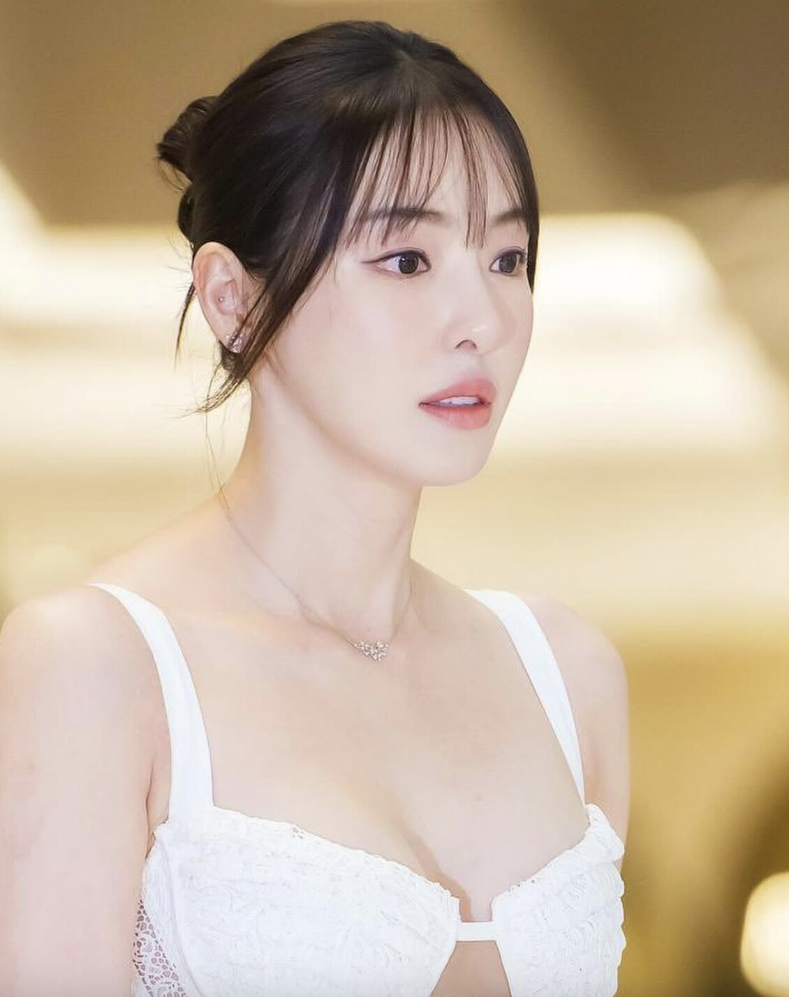 Ở tuổi 41, nữ hoàng dao kéo Lee Da Hee không chỉ khiến công chúng trầm trồ vì nhan sắc trẻ trung vượt thời gian mà còn bởi vóc dáng nuột nà, thần thái sang trọng hiếm có. 