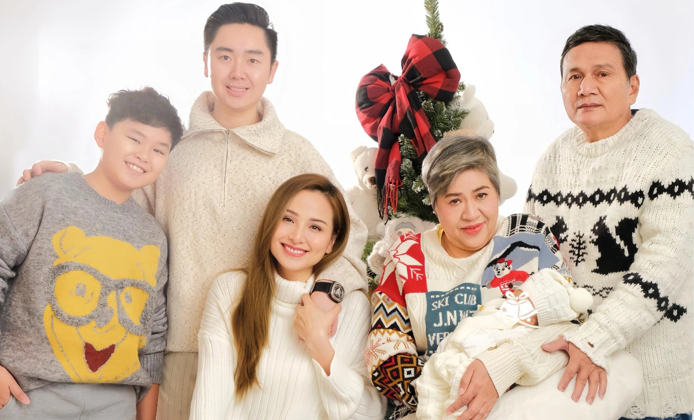 Tổ ấm hạnh phúc của Hoa hậu Diễm Hương bên các con và bố mẹ.