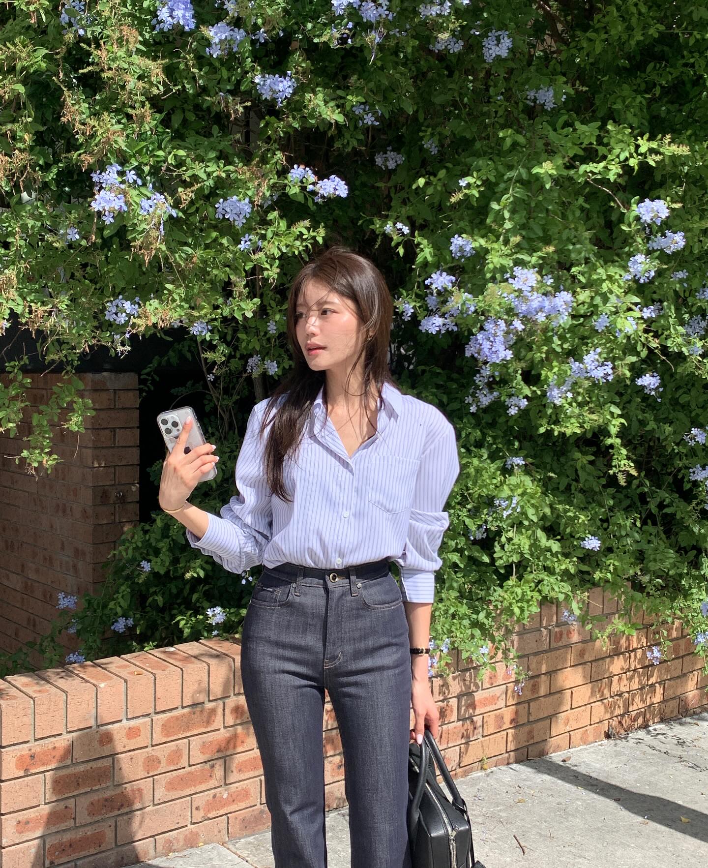 Áo sơ mi là lựa chọn an toàn khi phối cùng quần jeans đi làm. Sự kết hợp này giúp cân bằng giữa nét chỉn chu và sự năng động. Ưu tiên thiết kế dáng vừa, màu trung tính và sơ vin gọn gàng để tổng thể trông thanh lịch, chuyên nghiệp hơn.