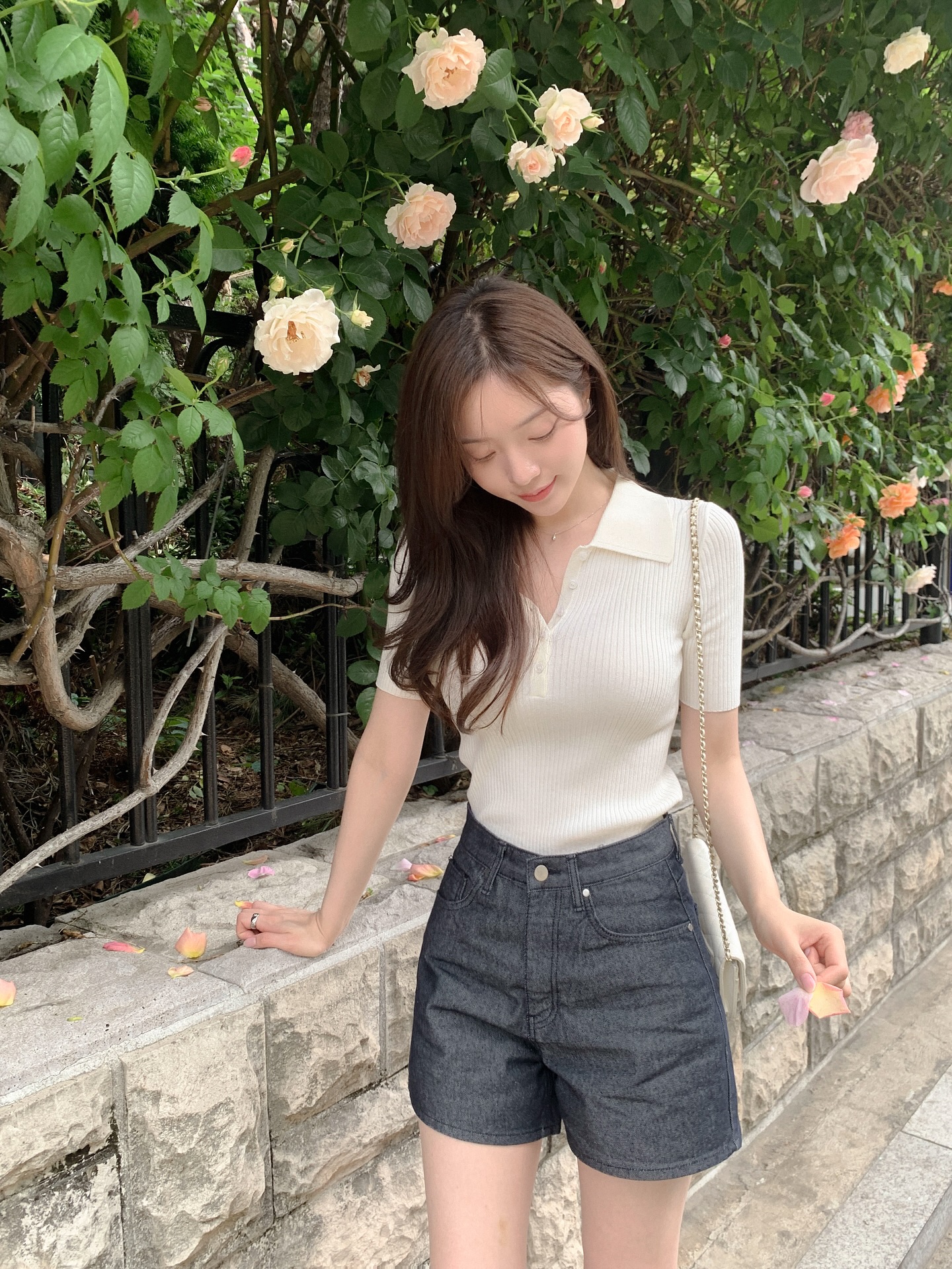 Áo dệt kim mỏng phối cùng quần short mang lại vẻ ngoài vừa thoải mái vừa tinh tế. Chất liệu mềm giúp outfit trông có gu hơn. Quần short cạp cao giúp tôn dáng, kết hợp cùng sandal hoặc giày búp bê tạo tổng thể gọn gàng, phù hợp mùa hè.