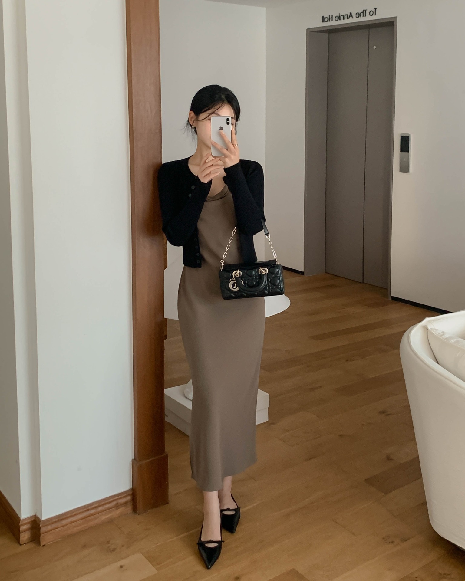 Cardigan ghi điểm nhờ chất len mềm, giữ ấm vừa đủ và thiết kế mở dễ mặc. Item này phù hợp nhiều độ tuổi, linh hoạt hoàn cảnh, tạo vẻ ngoài dịu dàng, nữ tính.