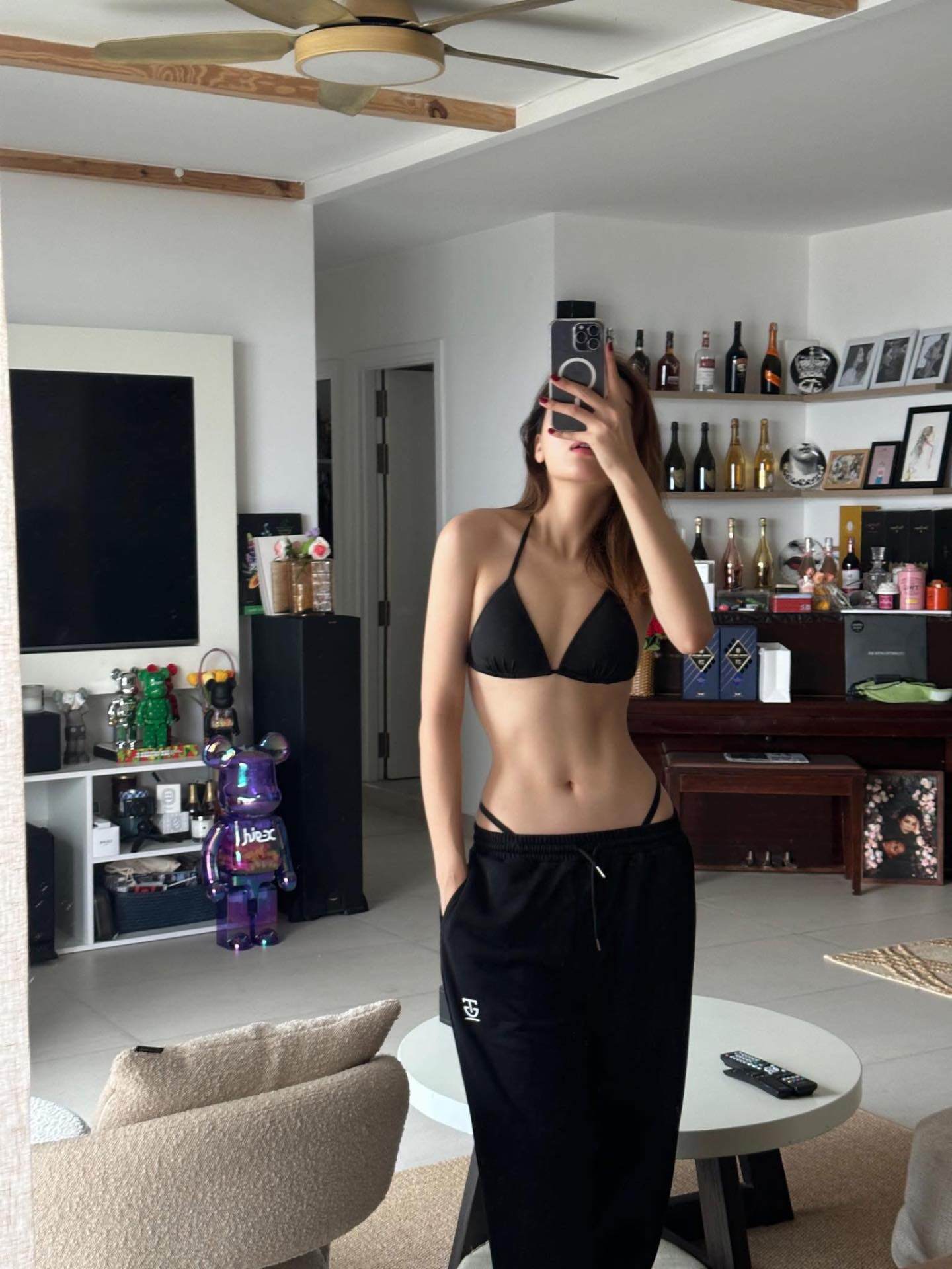 Body 0% mỡ thừa, đặc biệt là vòng eo thắt cổ chai của Hoa hậu Kỳ Duyên.