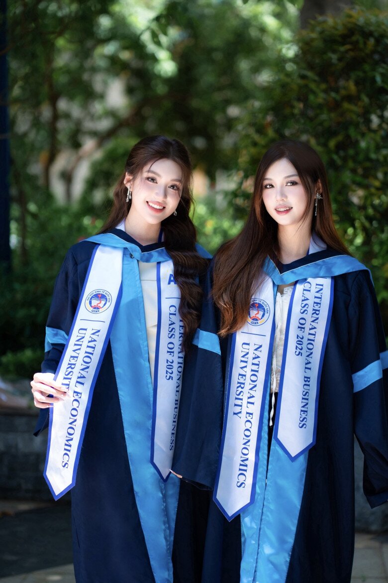 Phương Oanh bên chị gái sinh đôi trong ngày lễ tốt nghiệp tại Đại học Kinh tế Quốc dân.