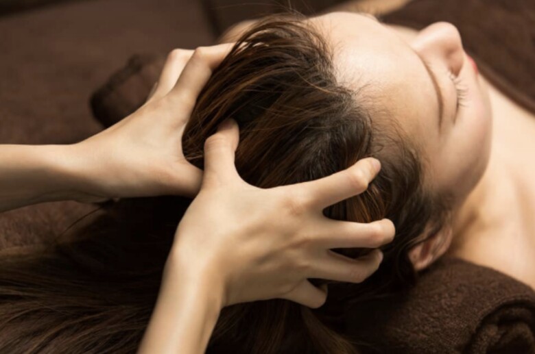 Massage 5-10 phút mỗi ngày giúp kích thích tuần hoàn máu, tăng nuôi dưỡng nang tóc. Thói quen này hỗ trợ mọc tóc và giảm rụng do căng thẳng.