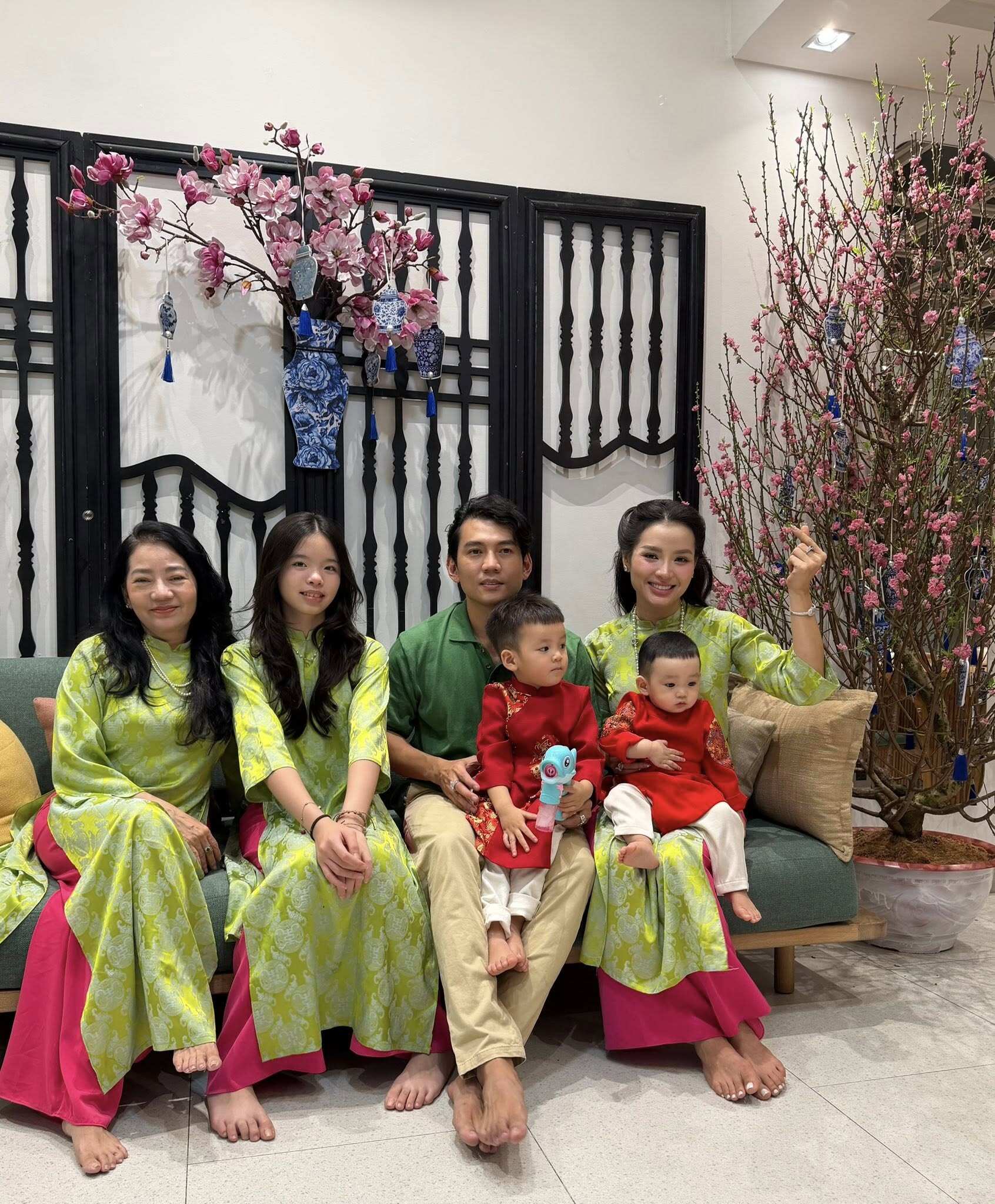 Trong hành trình nuôi dạy các con, vợ chồng Phương Trinh Jolie nhận được sự hỗ trợ, phụ giúp từ mẹ chồng. 