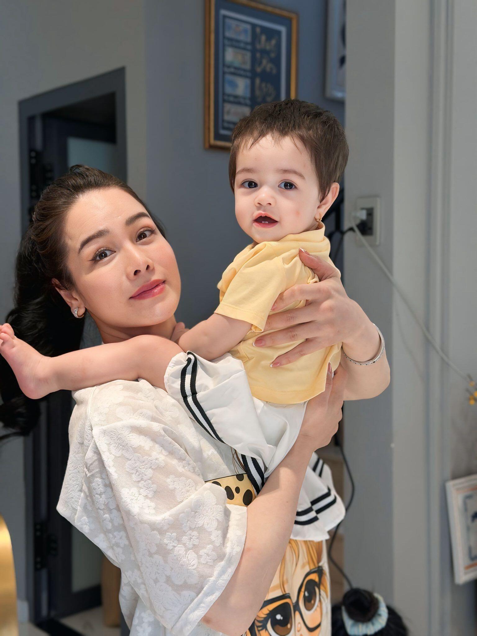 Trên trang cá nhân, Nhật Kim Anh thường xuyên chia sẻ những khoảnh khắc đáng yêu khi chăm con.