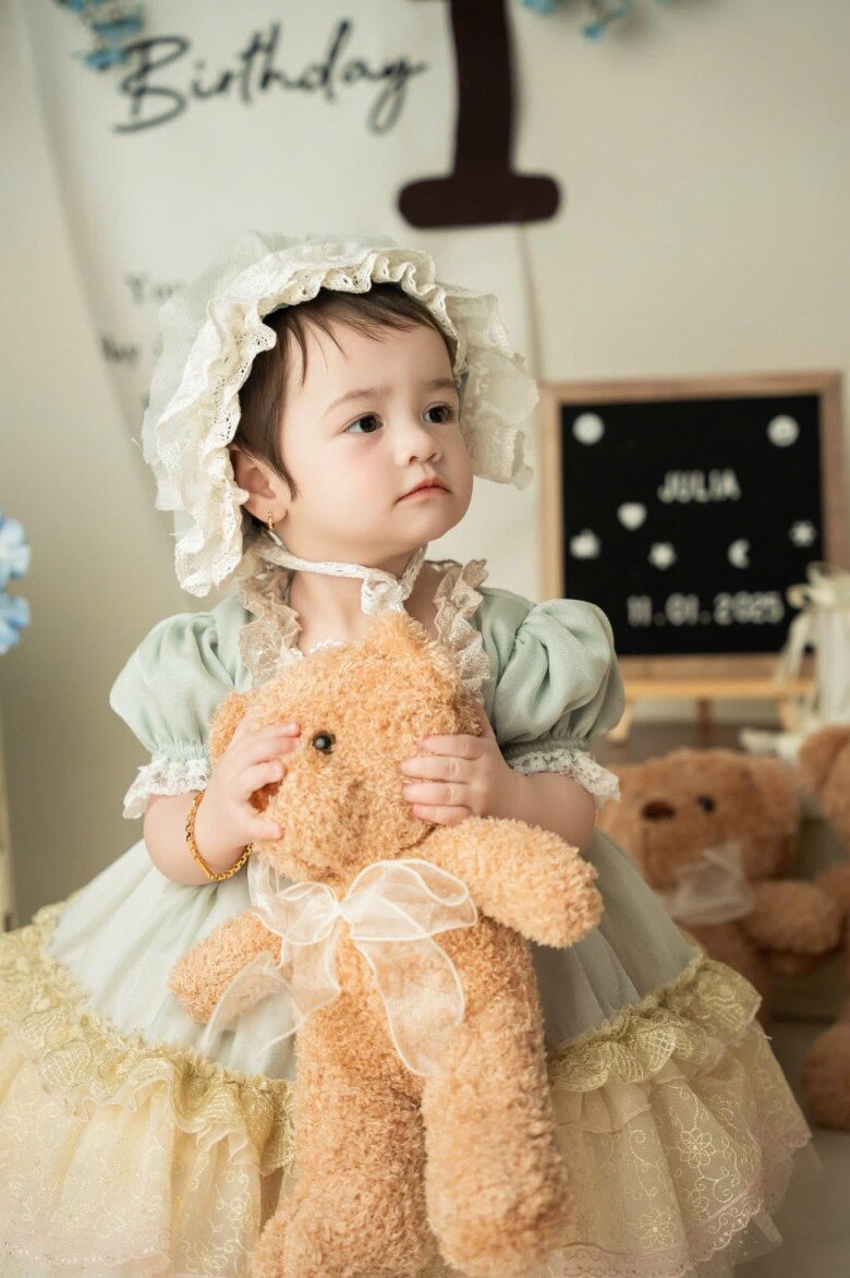 Vẻ ngoài đáng yêu với đôi mắt to tròn cùng hai má phúng phính của con gái Nhật Kim Anh.