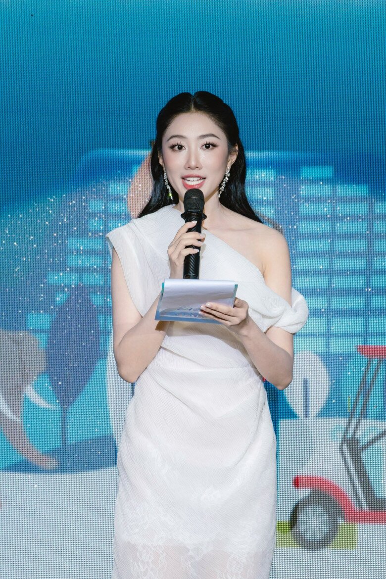 Thời trang của Uyên Thảo theo hướng thanh lịch, hiện đại và có chọn lọc. Cô ưu tiên phom dáng rõ ràng, thiết kế tinh giản, tập trung vào việc tôn tỷ lệ cơ thể.