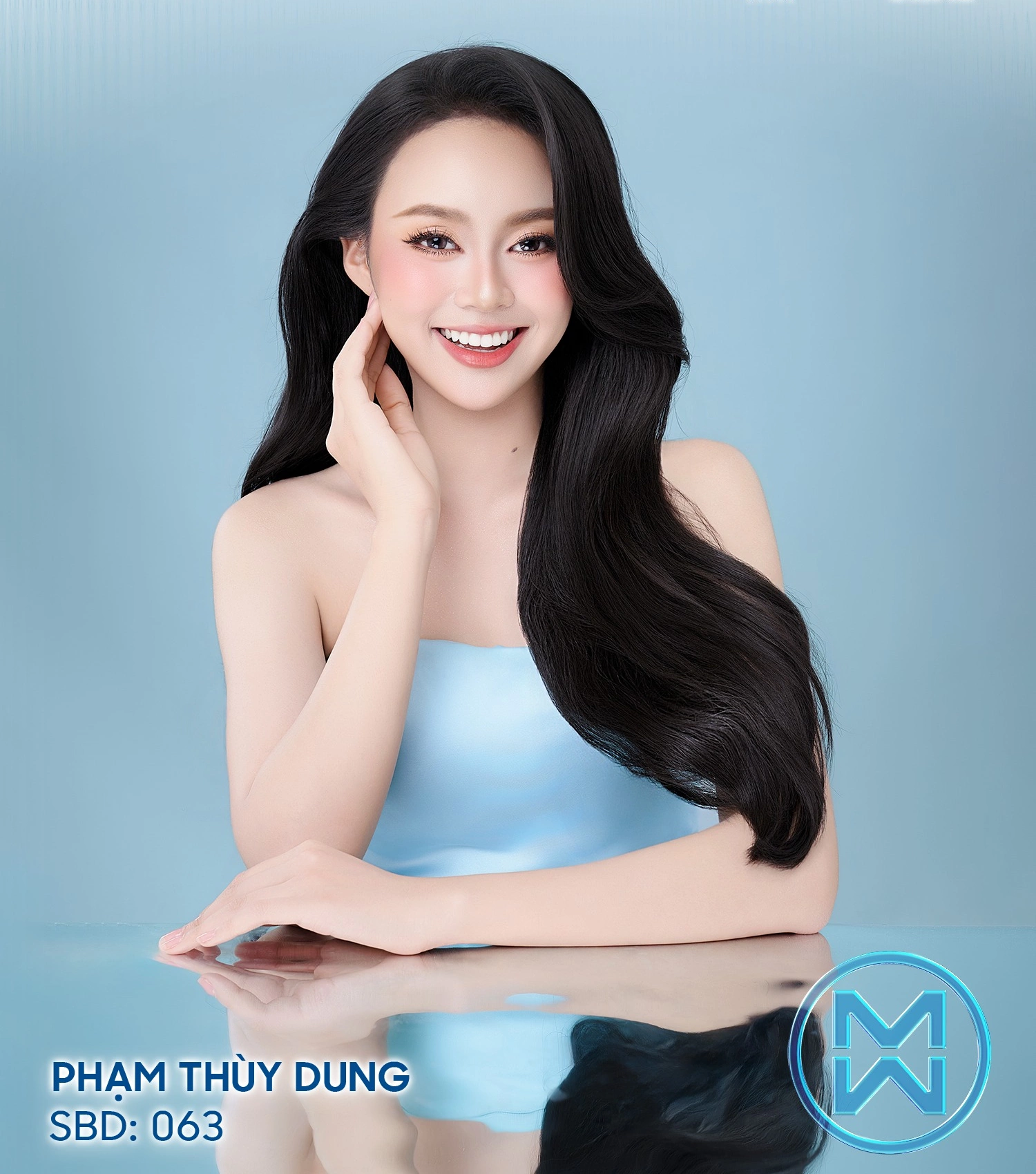 Phạm Thùy Dung sinh ra trong gia đình không mấy trọn vẹn, từng phải theo mẹ làm đủ nghề để kiếm sống.