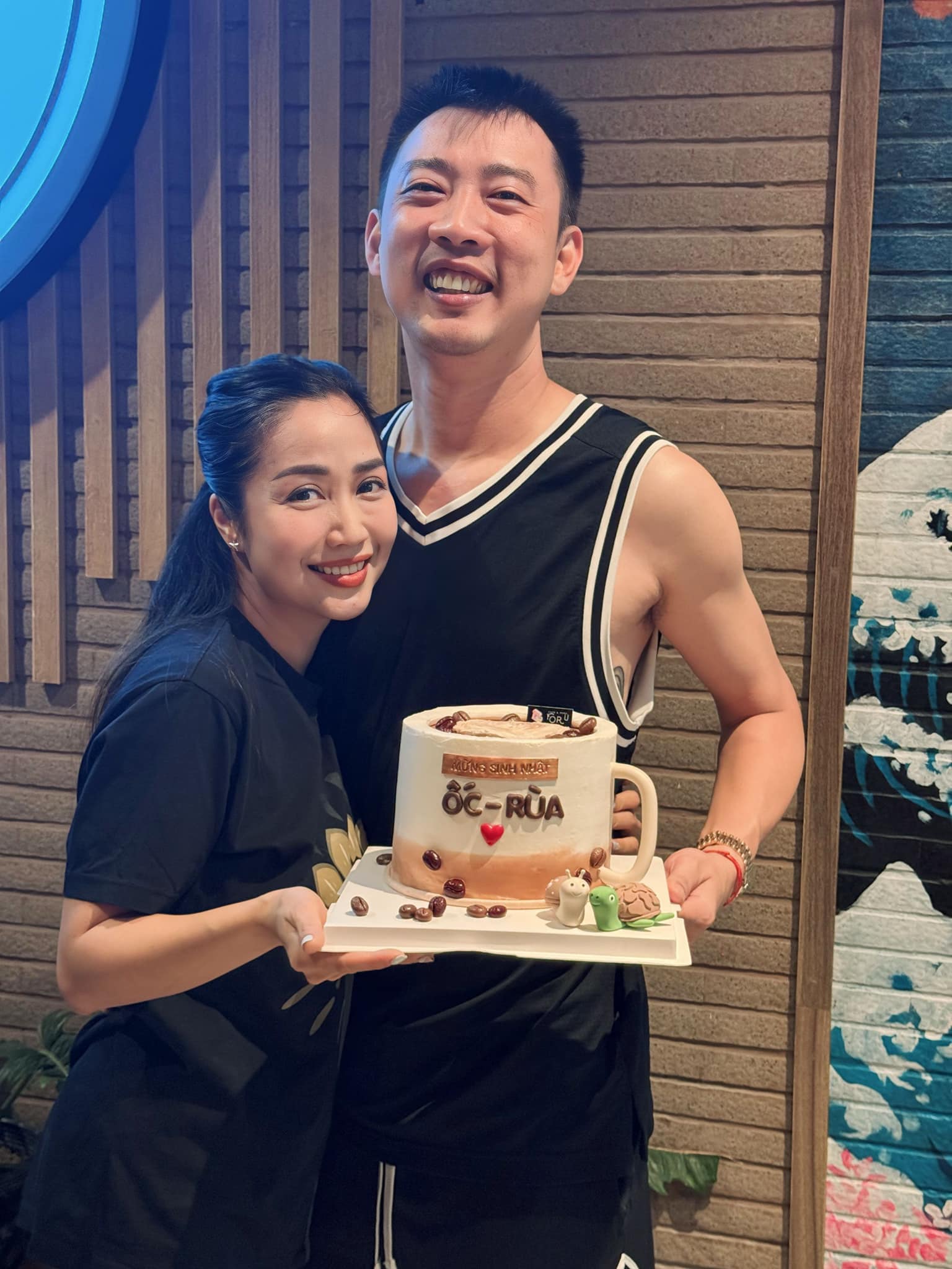 Ốc Thanh Vân và chồng - doanh nhân Trí Rùa vừa kỷ niệm 17 năm ngày cưới. Trước khi kết hôn, cặp đôi đã bên nhau gần 10 năm từ lúc còn học phổ thông.