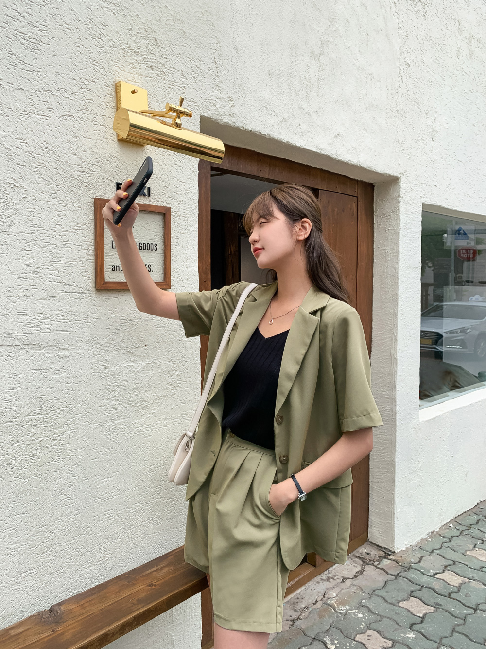 Áo hai dây là lựa chọn linh hoạt khi biết cách layer. Kết hợp blazer hoặc sơ mi khoác ngoài giúp tổng thể vừa nữ tính vừa chỉn chu. Chất liệu lụa, cotton mịn cùng màu trung tính mang lại vẻ hiện đại, phù hợp môi trường công sở ngày hè.